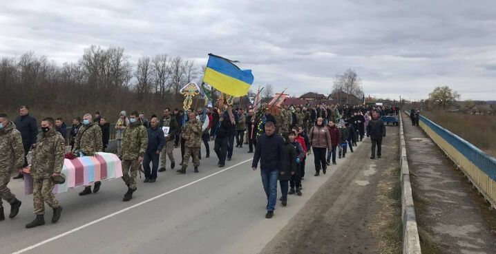 На похорон Карлійчука прийшли сотні жителів села
