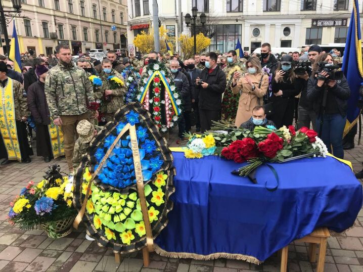 Церемонія прощання з Мамчієм відбулася на центральній площі Чернівців