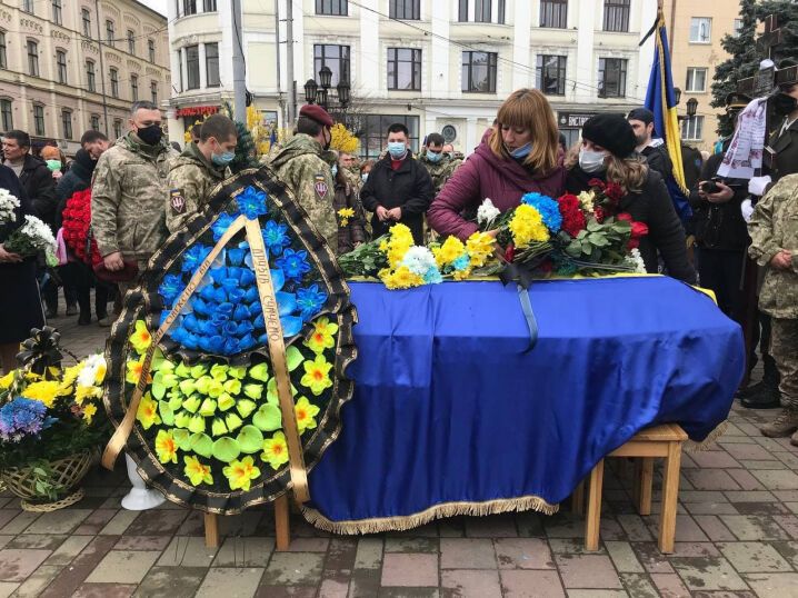 Труну загиблого воїна ЗСУ вкрили Державним Прапором України