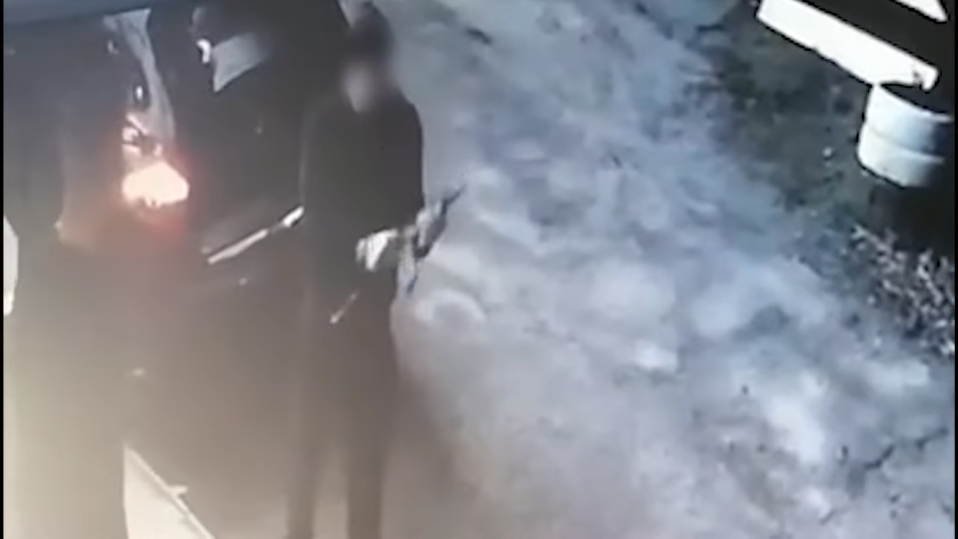 Стріляв із автомата: на Київщині вечірка закінчилася вогнепалом, зловмисник уже втік. Фото і відео