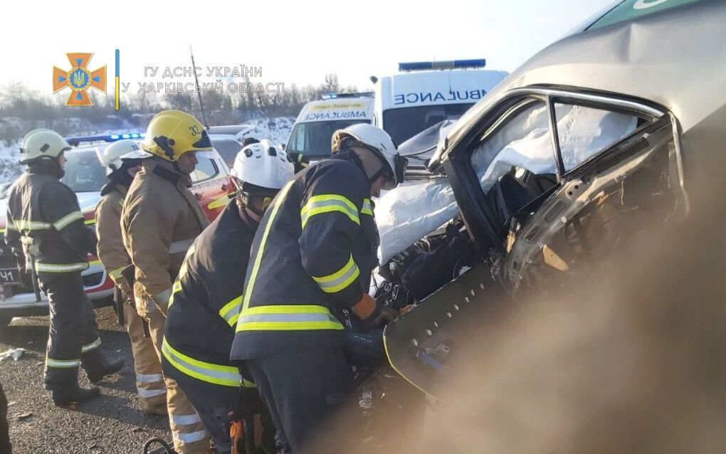 Рятувальники дістали тіла загиблих із автомобілів